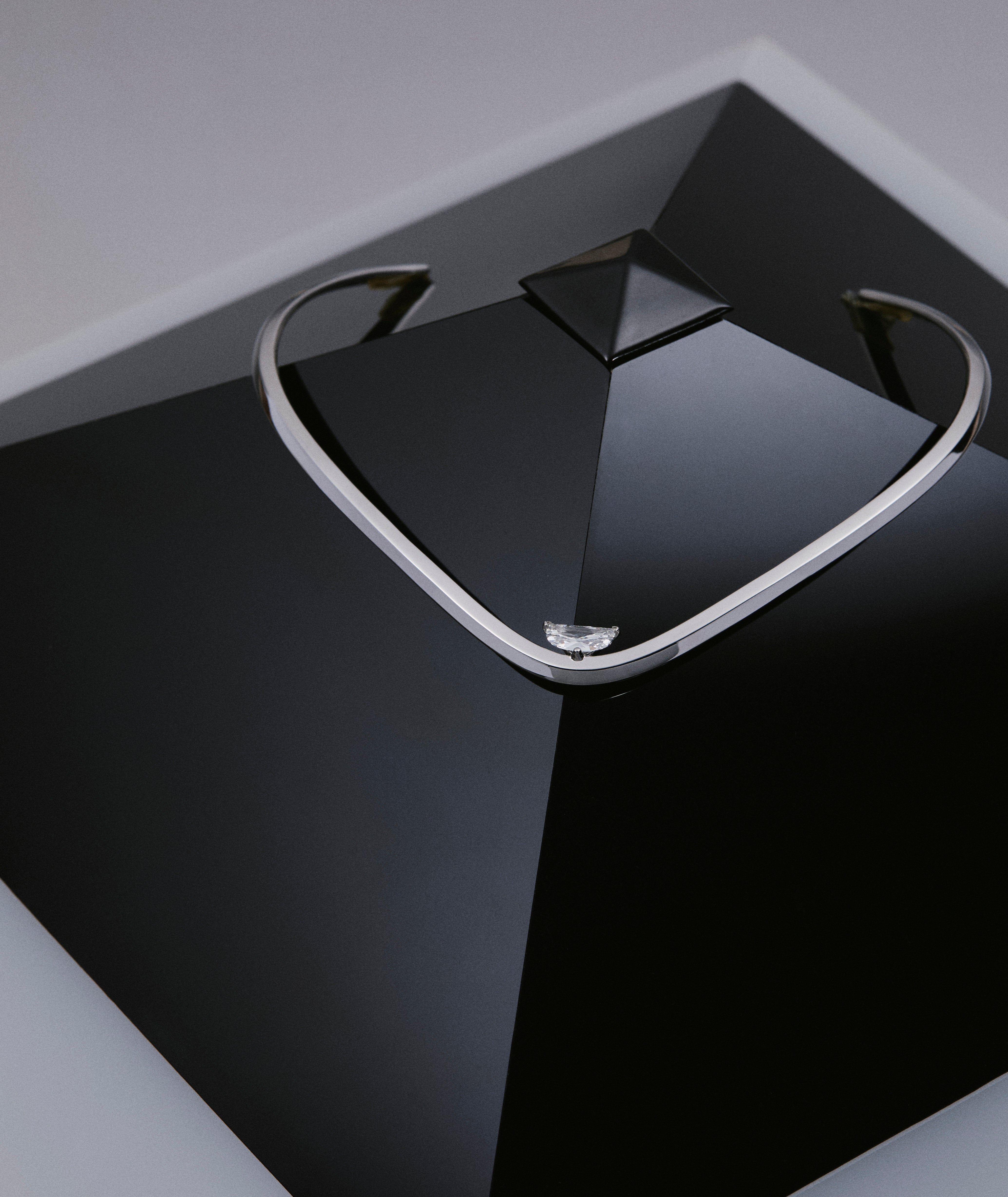 Contour Diamond Collar