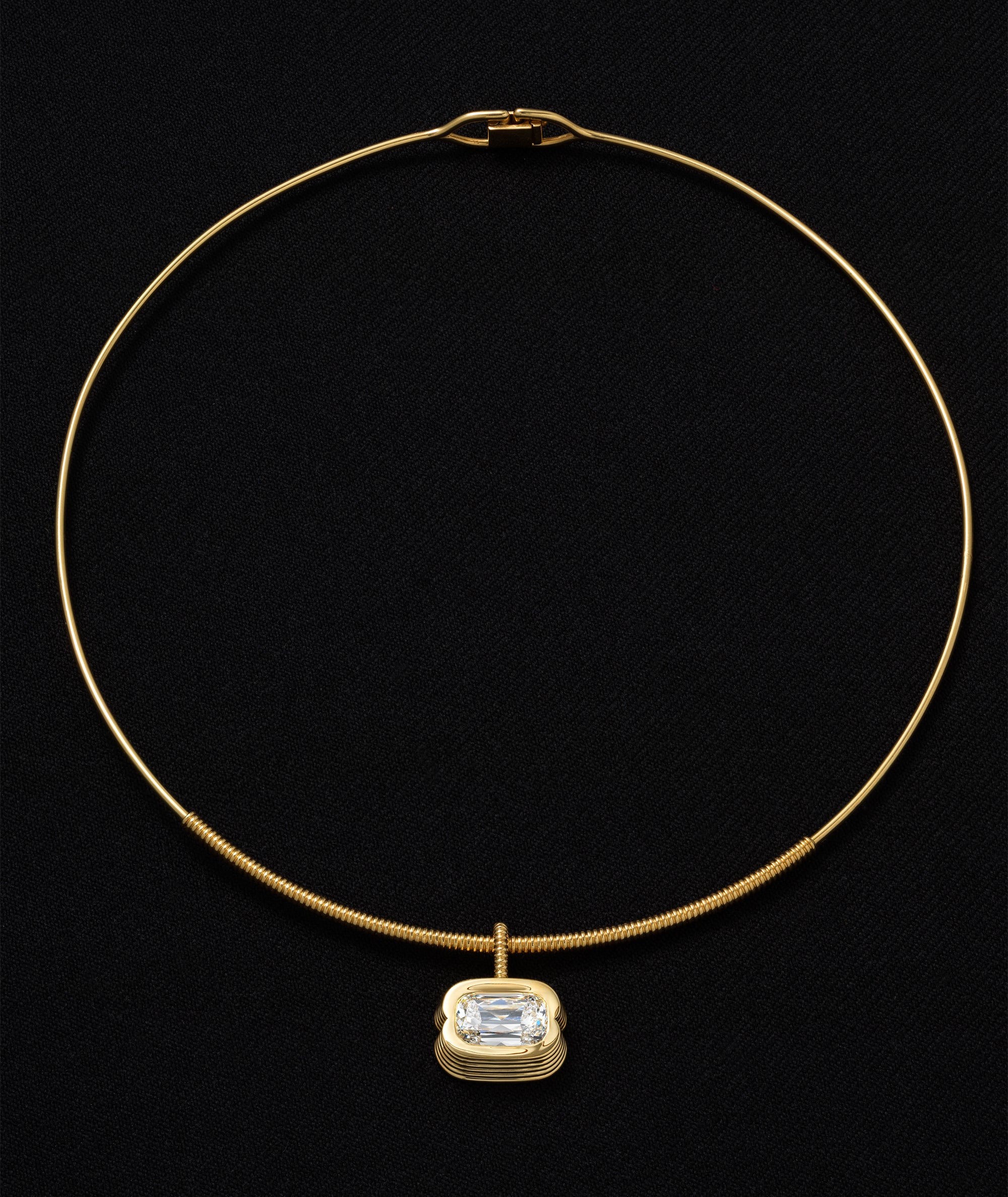 Delta Pendant & Collar