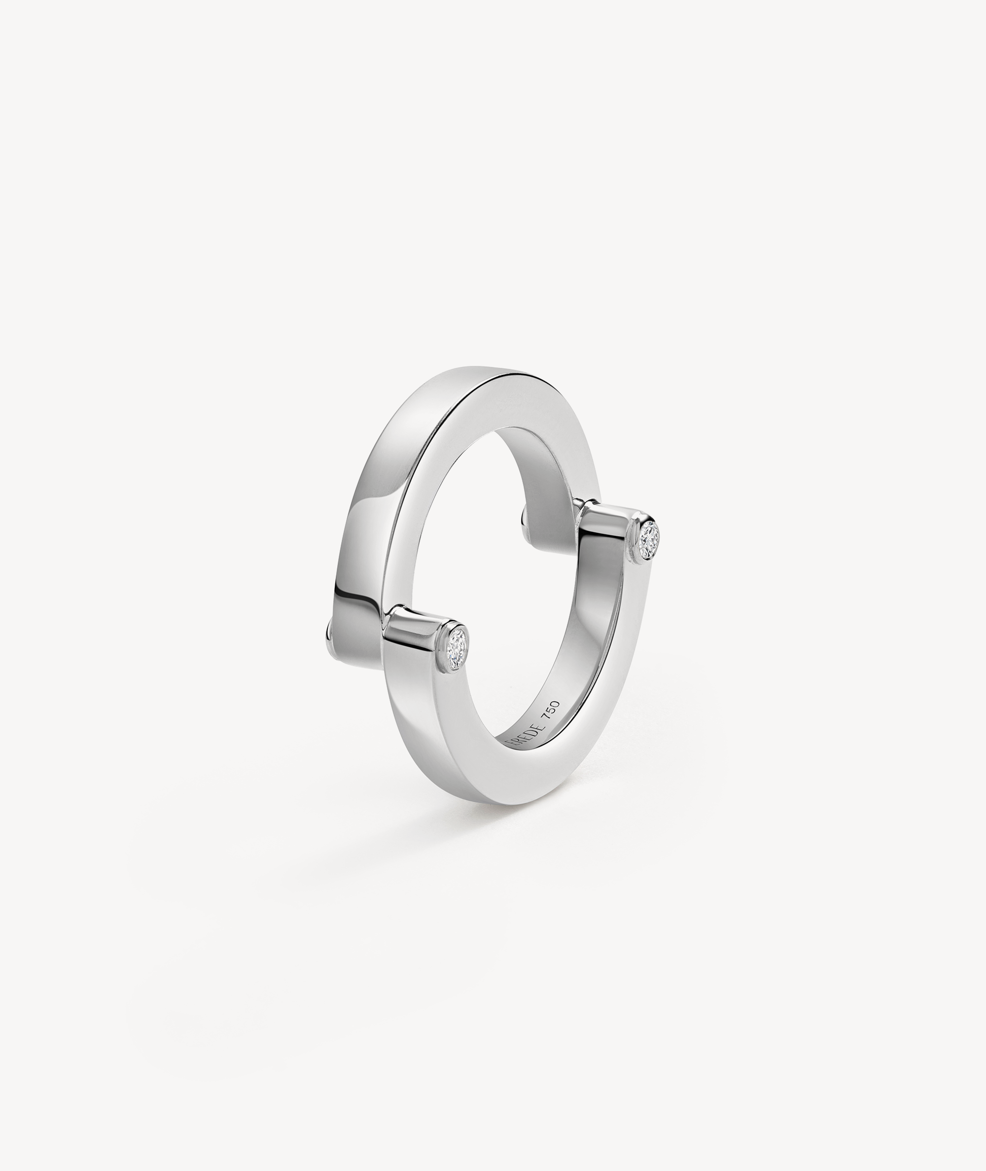 EREDE ring in 18k recycled white gold and lab-grown diamonds.