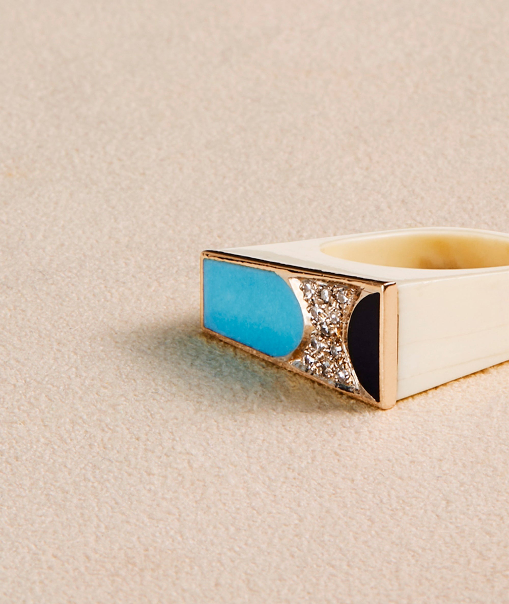 Vintage ring in yellow gold with diamonds. Exclusively sourced for EREDE Curated.