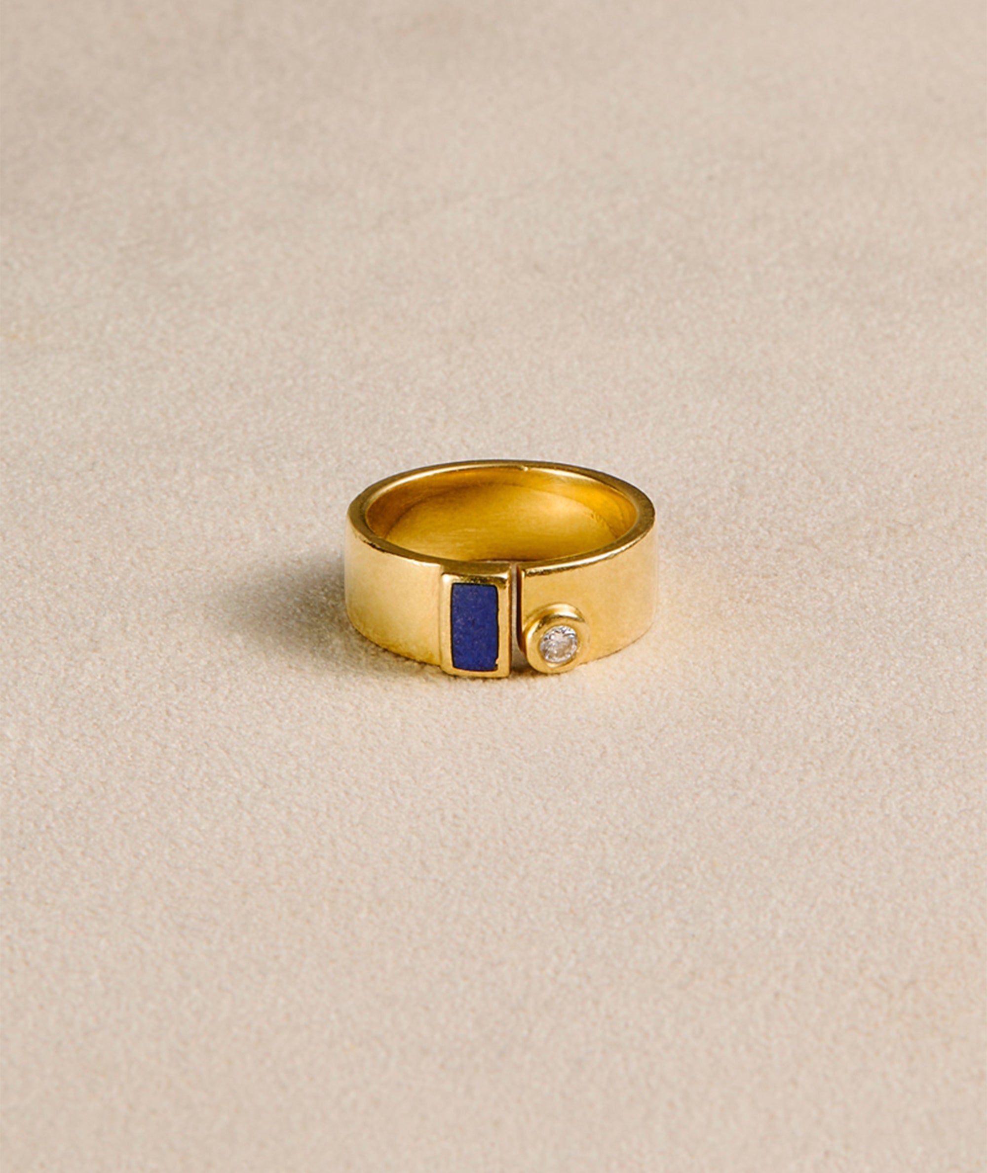 Vintage ring in yellow gold with diamond. Exclusively sourced for EREDE Curated.
