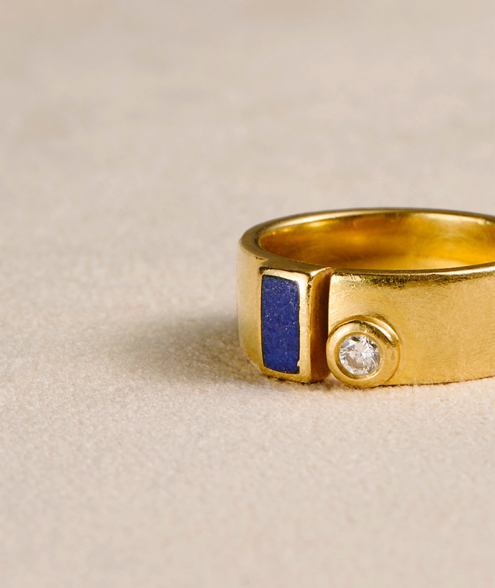 Vintage ring in yellow gold with diamond. Exclusively sourced for EREDE Curated.