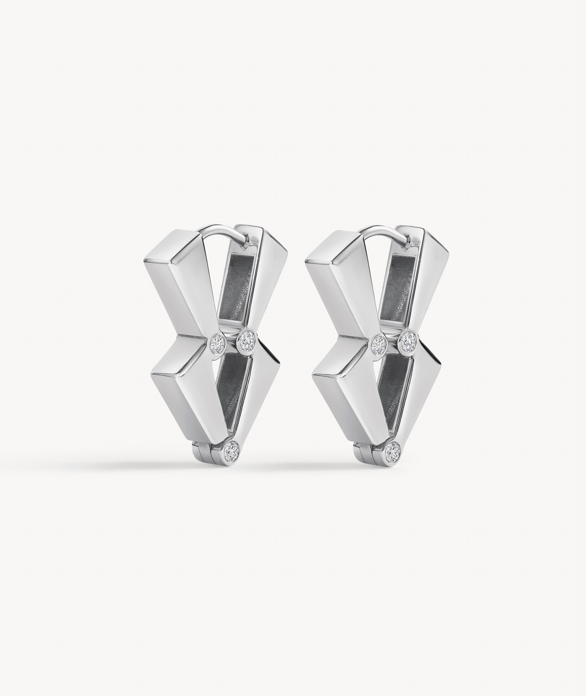 EREDE earrings in 18k recycled white gold and lab-grown diamonds.