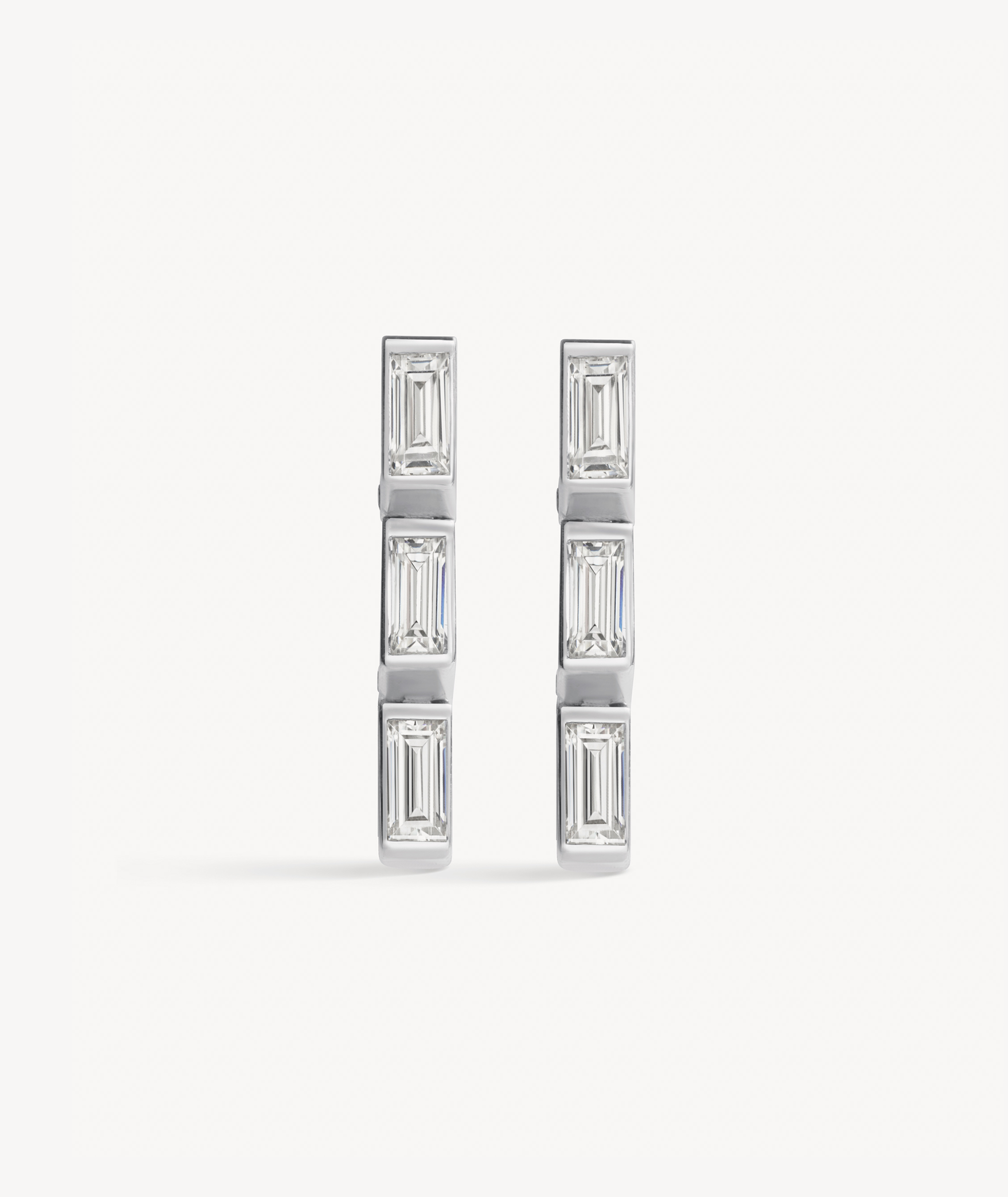 EREDE earrings in 18k recycled white gold and lab-grown diamonds.