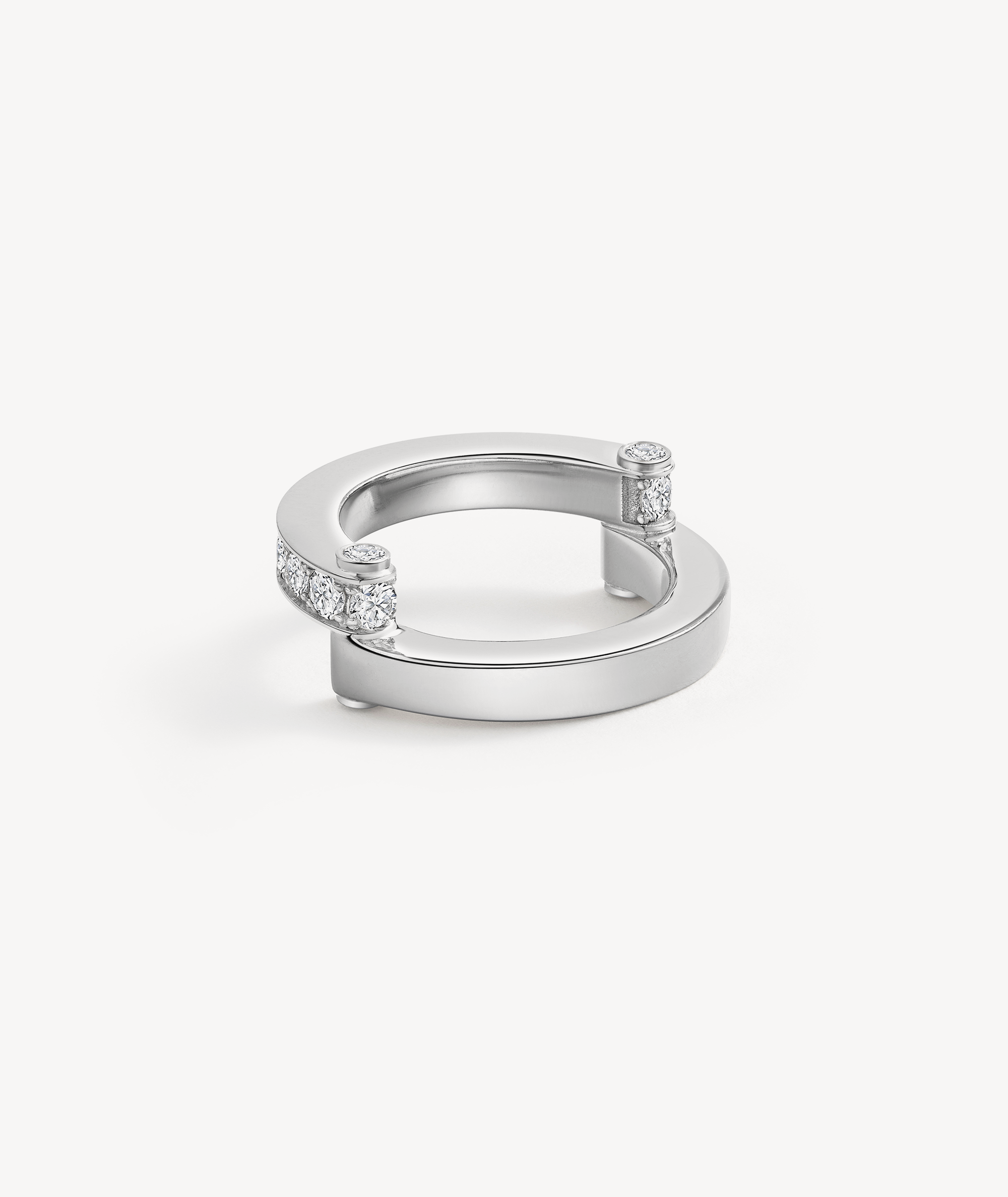 EREDE ring in 18k recycled white gold and lab-grown diamonds.